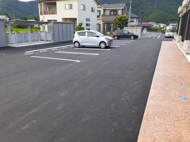 グランデＯＳⅠの駐車場