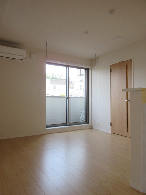 グランドソレイユ大山の居間・リビング|★明るいフローリングのお部屋です★