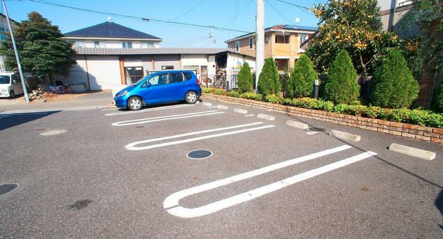 メゾンドソレイユBの駐車場