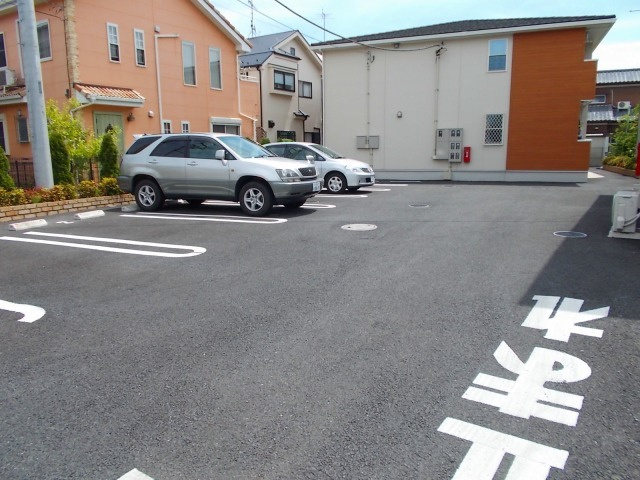 メゾンドソレイユBの駐車場