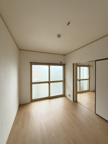 ベルク園田の洋室