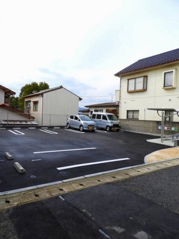 メゾン・ド・リヴェールの駐車場|カースペースがあります