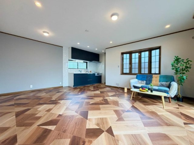 箕面市桜ケ丘4丁目中古一戸建て｜4LDK＋駐車1台可の居間・リビング|2026年9月リフォーム済み