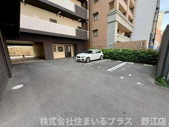 ハイフェンス京橋の駐車場