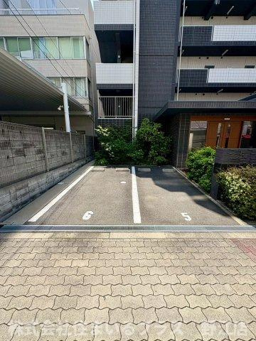 ハイフェンス京橋の駐車場