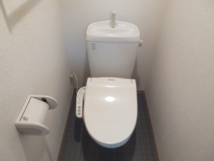 シーサイドコーポ辻堂のトイレ|温水洗浄便座・上に棚があります