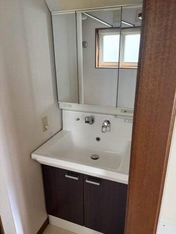 中古住宅　帯広市西16条北3丁目の独立洗面台