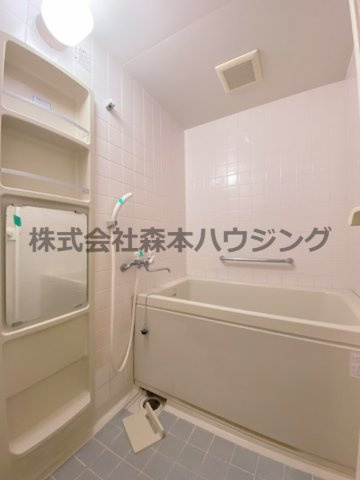 【浴室】 | 　アルカーサル星田 | ※同タイプ別室の写真を使用しています。
　設備内容や色調など相違がある場合は実際のお部屋の現状優先となります。