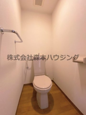 【トイレ】 | 　アルカーサル星田 | ※同タイプ別室の写真を使用しています。
　設備内容や色調など相違がある場合は実際のお部屋の現状優先となります。