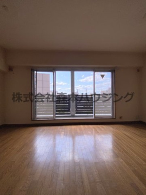 【居間・リビング】 | 　アルカーサル星田 | ※同タイプ別室の写真を使用しています。
　設備内容や色調など相違がある場合は実際のお部屋の現状優先となります。