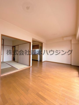 【居間・リビング】 | 　アルカーサル星田 | ※同タイプ別室の写真を使用しています。
　設備内容や色調など相違がある場合は実際のお部屋の現状優先となります。