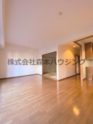 【居間・リビング】 | 　アルカーサル星田 | ※同タイプ別室の写真を使用しています。
　設備内容や色調など相違がある場合は実際のお部屋の現状優先となります。