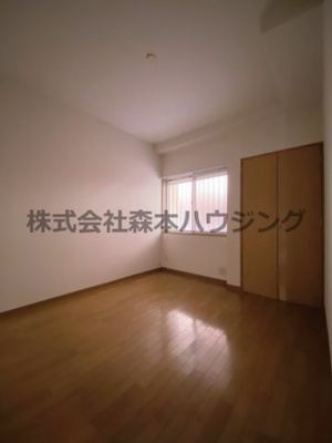【洋室】 | 　アルカーサル星田 | ※同タイプ別室の写真を使用しています。
　設備内容や色調など相違がある場合は実際のお部屋の現状優先となります。