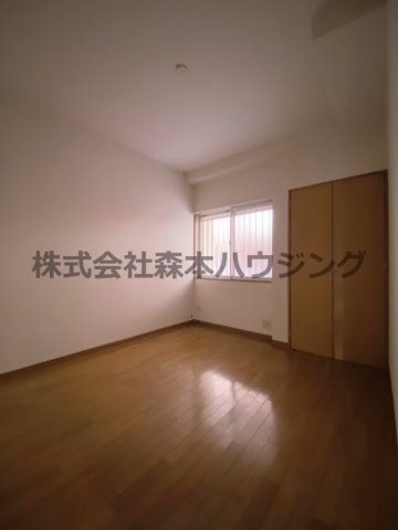 【洋室】 | 　アルカーサル星田 | ※同タイプ別室の写真を使用しています。
　設備内容や色調など相違がある場合は実際のお部屋の現状優先となります。