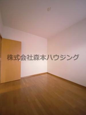 【洋室】 | 　アルカーサル星田 | ※同タイプ別室の写真を使用しています。
　設備内容や色調など相違がある場合は実際のお部屋の現状優先となります。