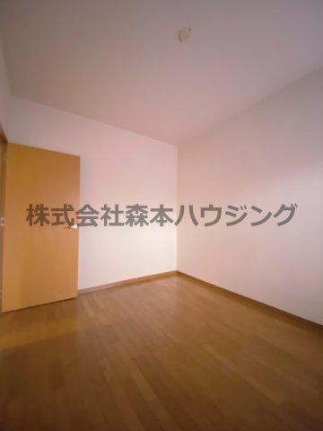 【洋室】 | 　アルカーサル星田 | ※同タイプ別室の写真を使用しています。
　設備内容や色調など相違がある場合は実際のお部屋の現状優先となります。