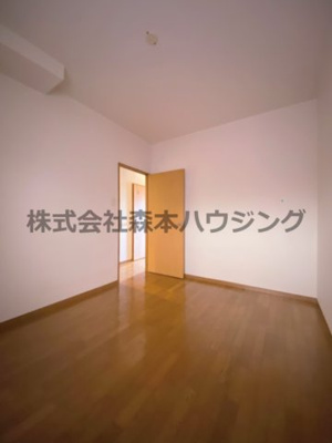 【洋室】 | 　アルカーサル星田 | ※同タイプ別室の写真を使用しています。
　設備内容や色調など相違がある場合は実際のお部屋の現状優先となります。