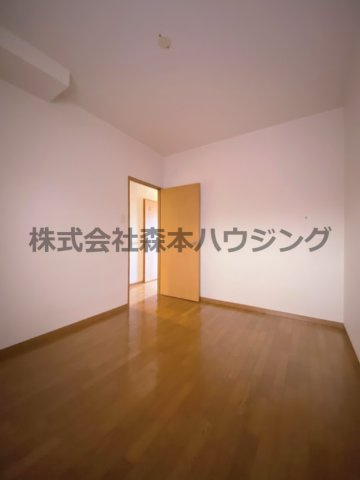 【洋室】 | 　アルカーサル星田 | ※同タイプ別室の写真を使用しています。
　設備内容や色調など相違がある場合は実際のお部屋の現状優先となります。