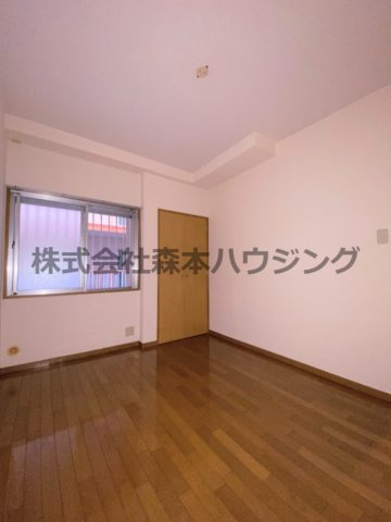 【洋室】 | 　アルカーサル星田 | ※同タイプ別室の写真を使用しています。
　設備内容や色調など相違がある場合は実際のお部屋の現状優先となります。