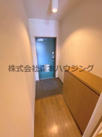 【玄関】 | 　アルカーサル星田 | ※同タイプ別室の写真を使用しています。
　設備内容や色調など相違がある場合は実際のお部屋の現状優先となります。