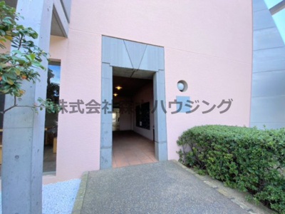 【エントランス】 | 　アルカーサル星田 | 清潔なエントランスです