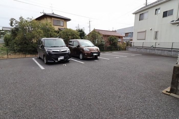 ルミエールモナリエの駐車場