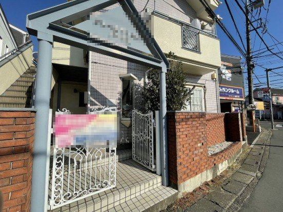 所沢市大字久米のアパートのエントランス