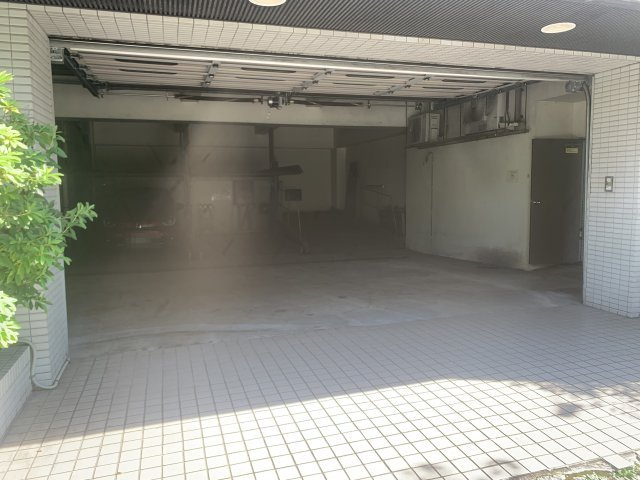 新・荒井ビルの駐車場