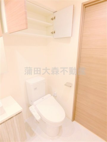 CREVISTAクレヴィスタ蒲田Ⅱのトイレ|棚収納と温水洗浄便座付きのトイレ