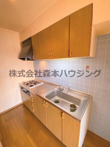 【キッチン】 | 　アルカーサル星田 | ※同タイプ別室の写真を使用しています。
　設備内容や色調など相違がある場合は実際のお部屋の現状優先となります。