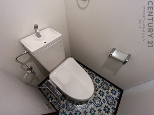 シンプルで掃除のしやすいトイレです♪