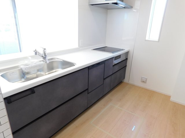 海部郡蟹江町緑２丁目の新築一戸建のキッチン|◇キッチン◇　　対面キッチン・ＩＨコンロ・人工大理石天板システムキッチン・食洗機・静音仕様シンク・薄型換気扇・スローインクローズレール・床下収納庫