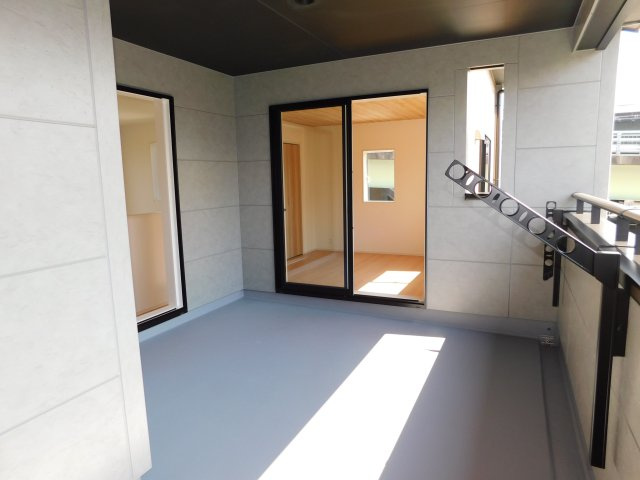 海部郡蟹江町緑２丁目の新築一戸建のバルコニー|◇インナーバルコニー◇　　３方向からアクセスできるワイドバルコニー！　雨や強風、直射日光を避けやすく、洗濯物を安心して干すことができます♪