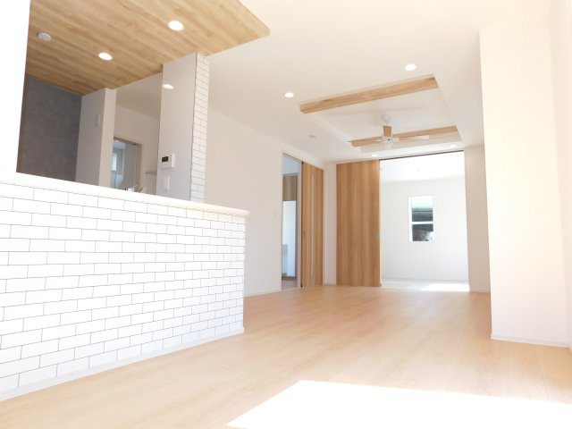 海部郡蟹江町緑２丁目の新築一戸建の居間・リビング|◇リビング◇　　南面で明るいリビング１７．０帖　リビングに心地よい風を循環させつつインテリアとしても映えるシーリングファン付き♪