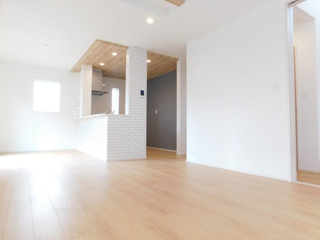 海部郡蟹江町緑２丁目の新築一戸建の居間・リビング|◇リビング◇　　南面で明るいリビング１７．０帖　ポップアップ天井のオシャレな対面キッチン♪