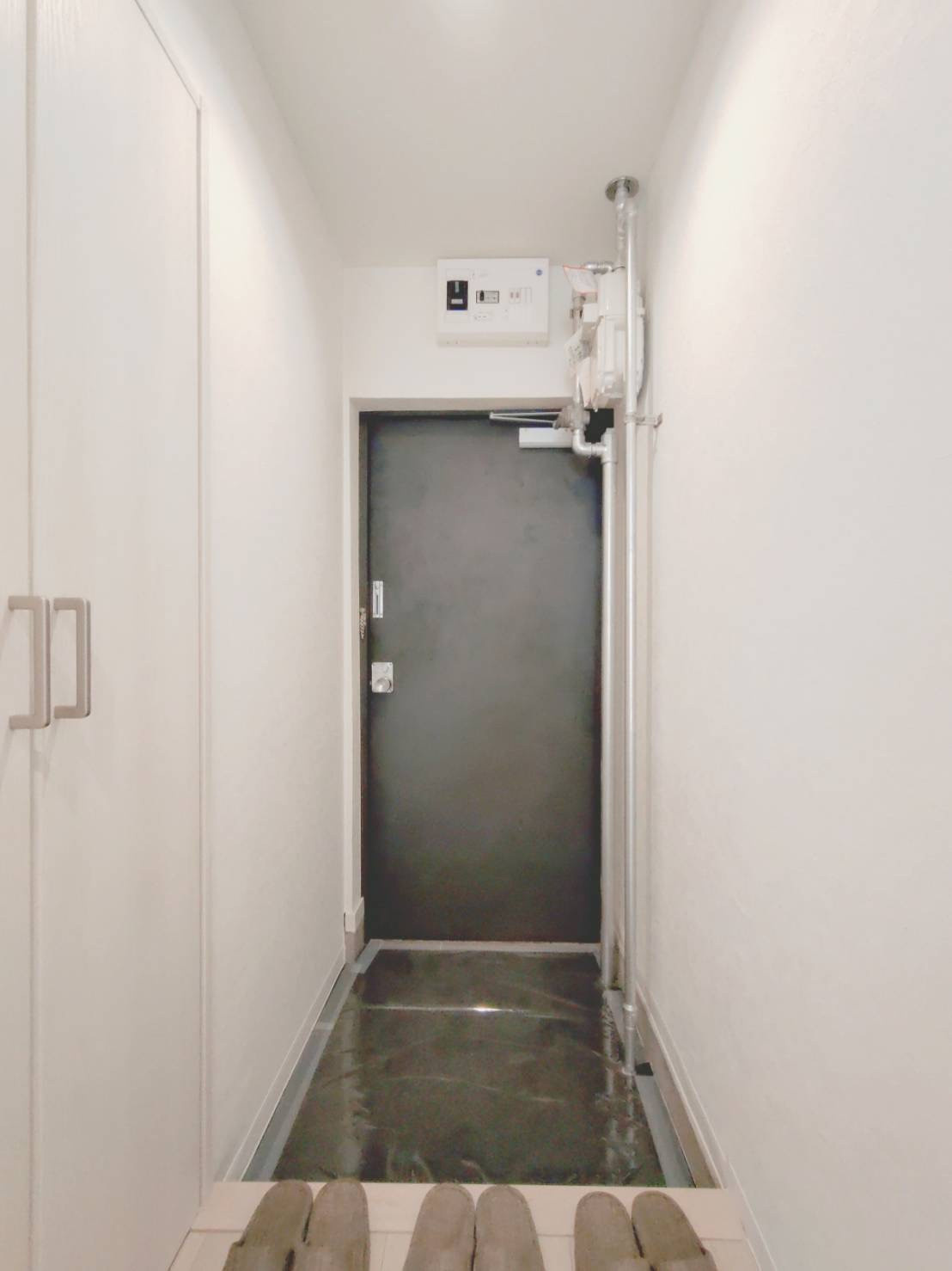 白を基調とした明るくすっきりとした玄関スペース！シューズボックス付きで靴があふれません。