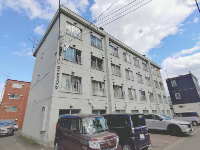 青空に映えるRC造マンション！敷地内には嬉しい専用使用権付きの無料駐車場を完備しています。