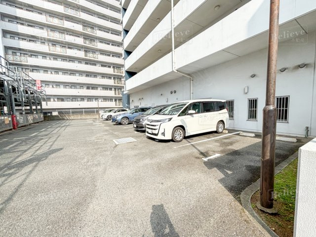 クラシオン小頭公園前1棟の駐車場|駐車スペースもあります☆