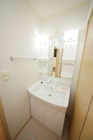 ヒルズパークの洗面所|別部屋反転間取のお写真になります。参考にご覧くださいませ。