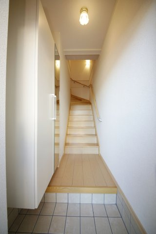 ヒルズパークの玄関|別部屋反転間取のお写真になります。参考にご覧くださいませ。