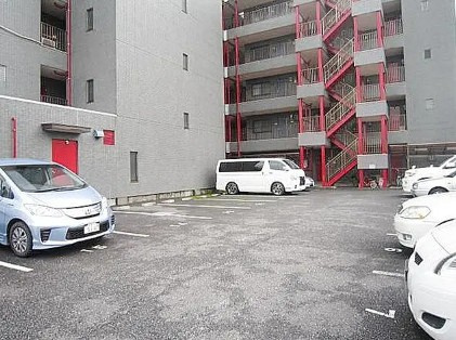 羽村市栄町２丁目の賃貸マンションの駐車場