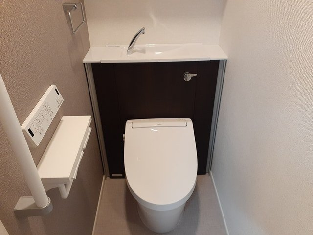シャルモン深野　Ｗｅｓｔのトイレ|ゆったりとした空間のトイレです