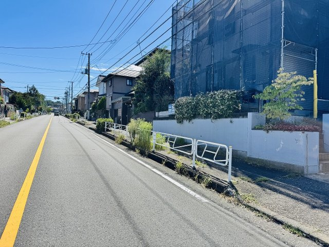 八王子市　片倉町　中古戸建ての前面道路含む現地写真|～東側13ｍ道都に面しています～