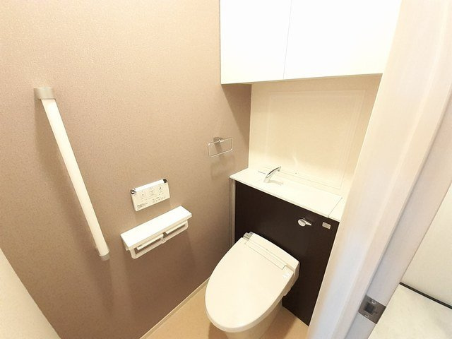 シャトーエレガントのトイレ|コンパクトで使いやすいトイレです