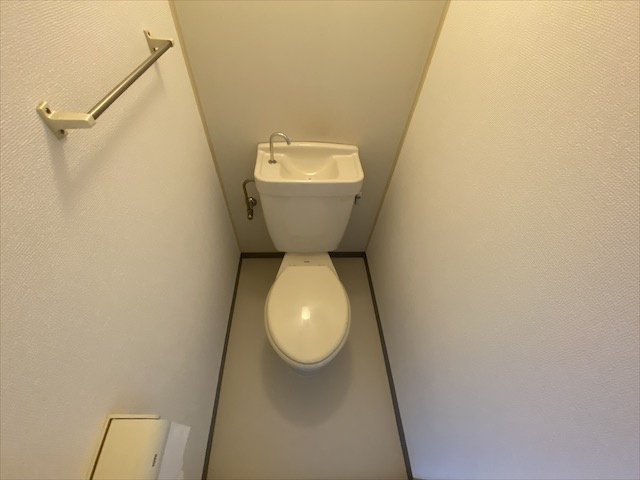 温水洗浄便座付きのトイレです☆