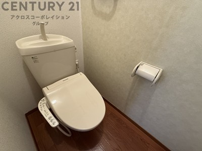 温水洗浄便座付きのトイレです♪