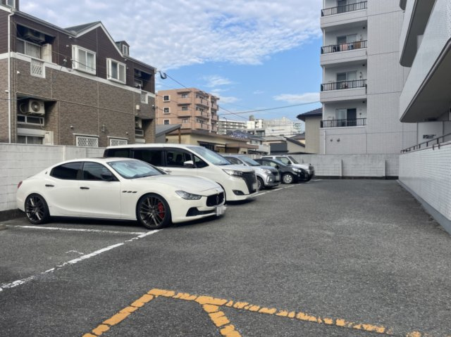 ローラン姪浜の駐車場|平置き駐車場。１台区画が空きますが抽選になります。