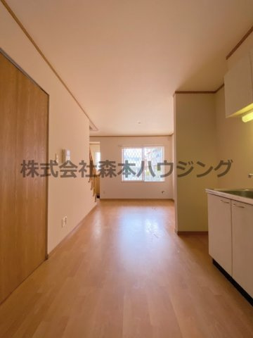 【居間・リビング】 | 　ノーブルビレッジ高柳 | ※同タイプ別室の写真を使用しています。
　設備内容や色調など相違がある場合は実際のお部屋の現状優先となります。
