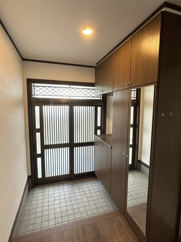 殿城　中古住宅の玄関
