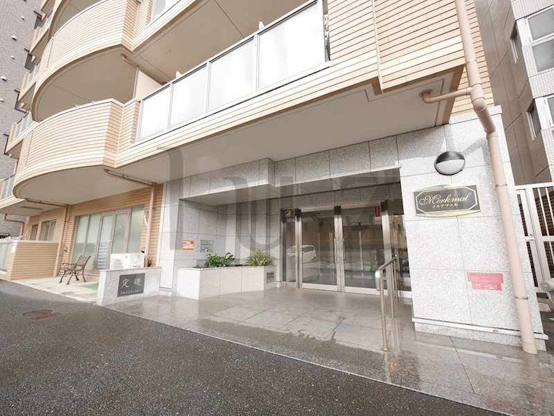 横浜市中区根岸町３丁目の賃貸マンションのエントランス